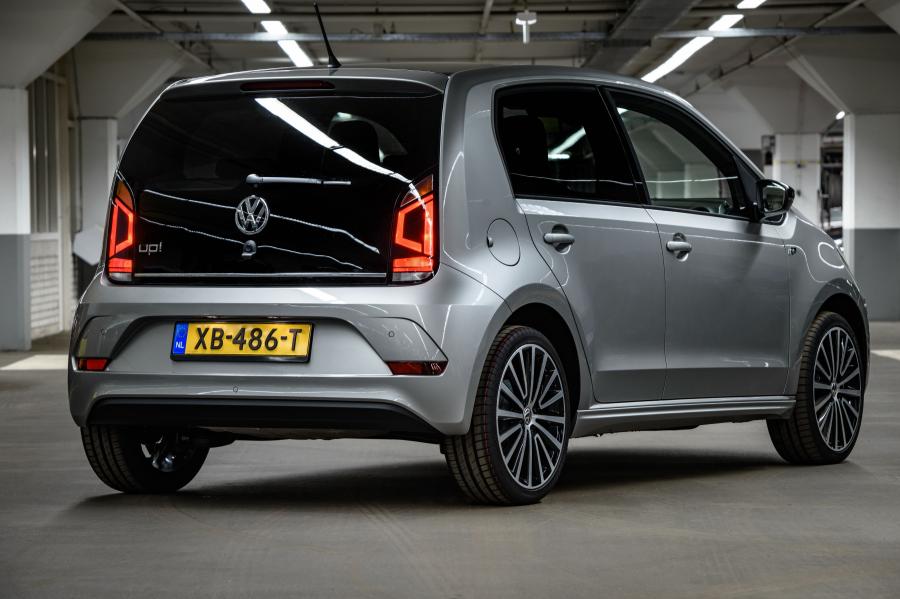  Volkswagen up! R-Line 2018 года  (WW) (фото 5 из 10)